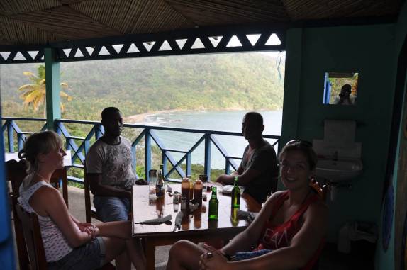 Almoçando com nossos amigos berlinenses em restaurante com uma bela vista! (próximo a Speyside - Tobago)